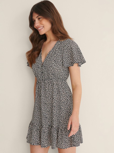 

NA-KD Black & White Floral Print V Neck A-Line Dress