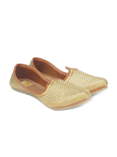

HOUSE OF JUTTI Men Gold-Toned Embroidered Mojaris