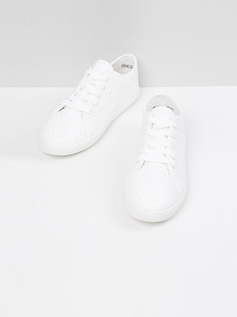 

max Women White Quilted Sneakers