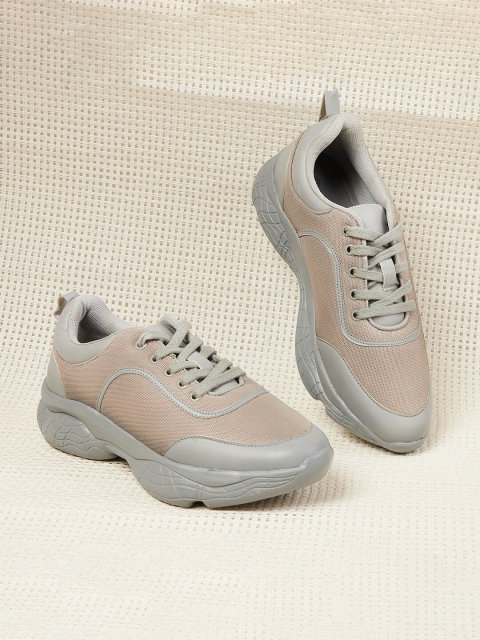

max Women Grey Running Shoes