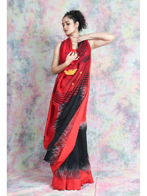 

Arhi Women Black & Red Ikkat Print Saree