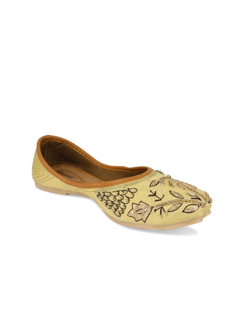 

DESI COLOUR Women Gold-Toned Embellished Ethnic Mojaris