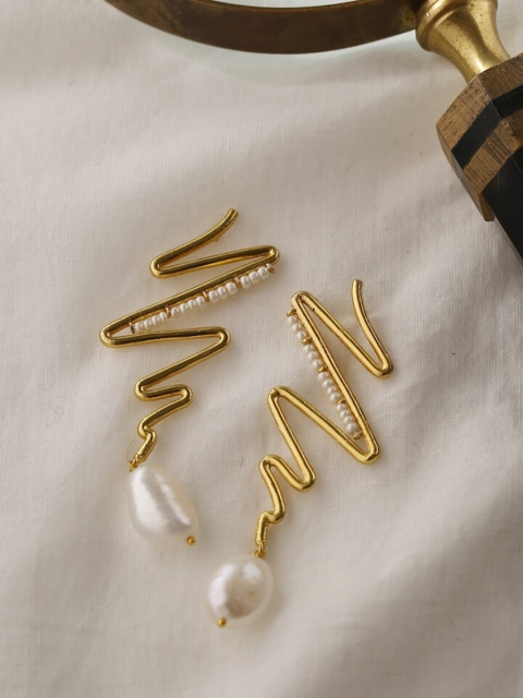 

Mitali Jain Gold-Toned Contemporary Ear Cuff Earrings