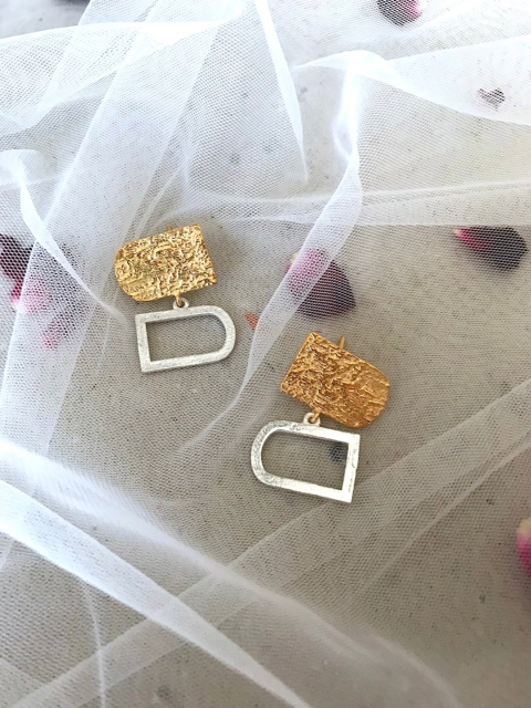 

Mitali Jain Gold-Toned Classic Studs Earrings