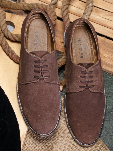 

LOUIS STITCH Men Brown Textured Suede Derbys