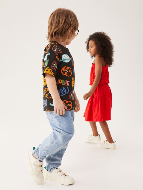 

H&M Boys Black & Red Printed Round Neck T-shirt