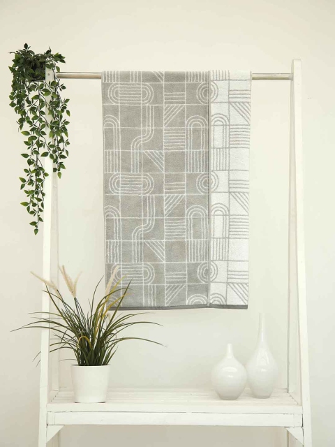 

Ariana Grey & Off-White Printed 600 GSM Reversible Cotton Bath Towel