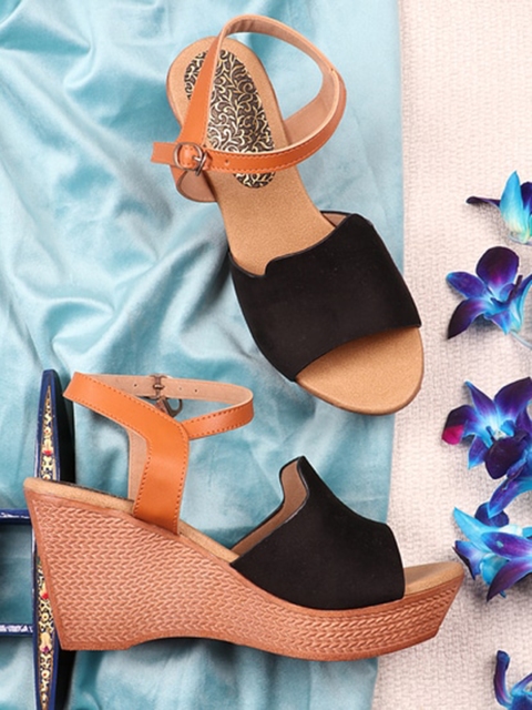 

THE WHITE POLE Black Solid Wedge Heels
