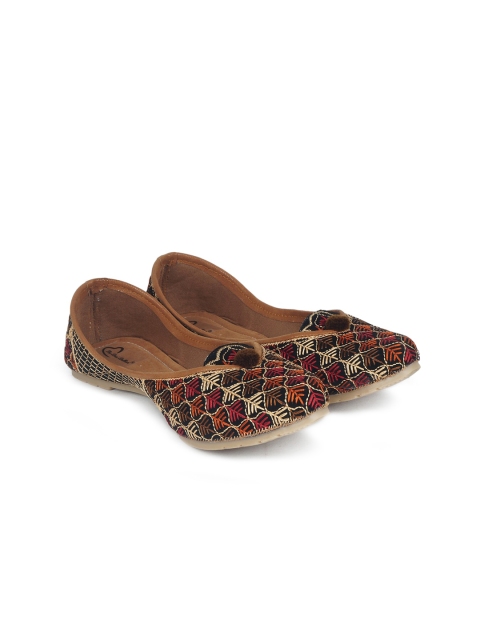

The Desi Dulhan Women Black Embellished Leather Ethnic Mojaris