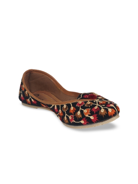 

The Desi Dulhan Women Black Embellished Leather Ethnic Mojaris