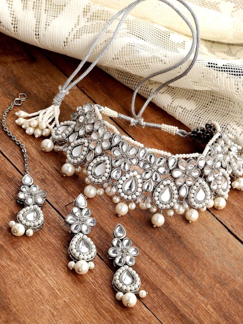 

KARATCART Silver-Plated & White Kundan-Studded & Pearl Beaded Oxidised Jewellery Set