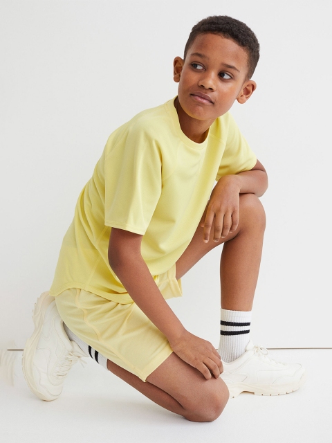 

H&M Boys Yellow Solid Round Neck Relaxed Fit Sports Top