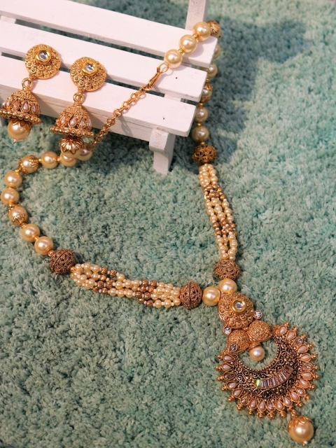 

PANASH Gold-Toned & Off-White Kundan Stone-Studded Jewellery Set