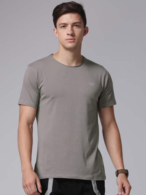 

YWC by Yuvraj Singh Men Grey Solid Round Neck T-shirt