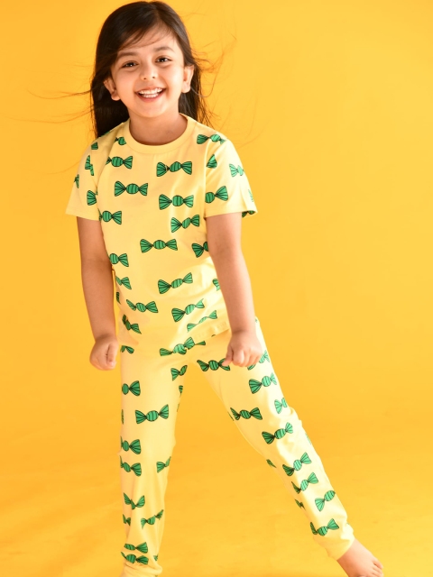 

Anthrilo Girls Yellow & Green Conversational Printed Pure Cotton Night Suit