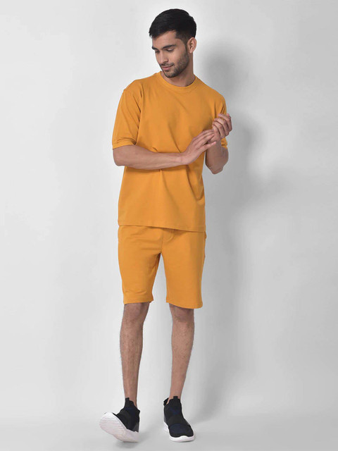 

Melangebox Men Mustard Yellow Slim Fit T-shirt