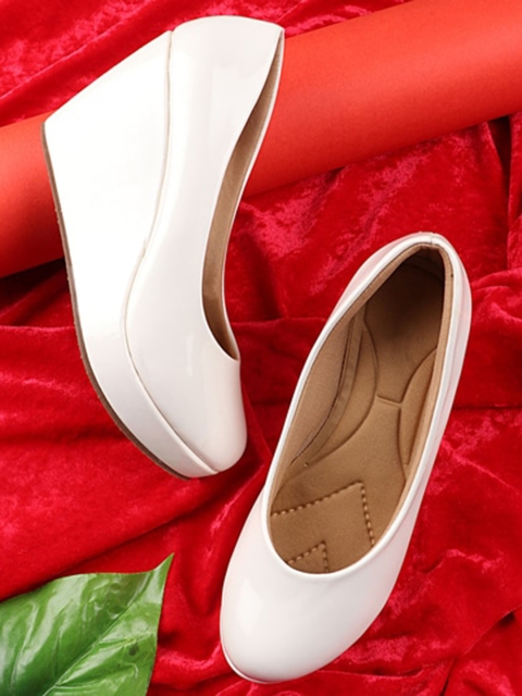 

THE WHITE POLE White Textured Party Wedge Pumps