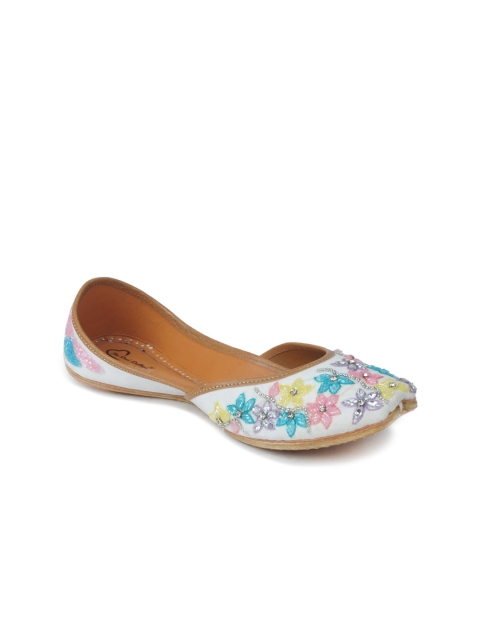 

The Desi Dulhan Women White Embellished Ethnic Mojaris Flats