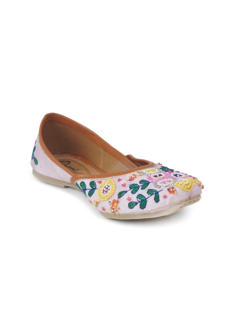 

The Desi Dulhan Women Pink Embellished Ethnic Mojaris Flats