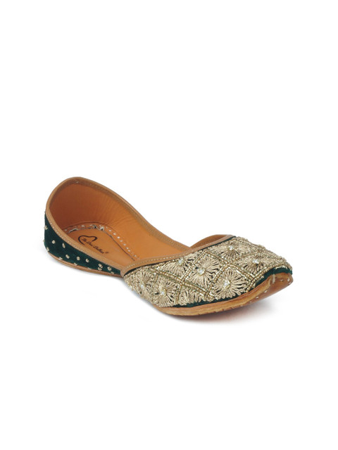 

The Desi Dulhan Women Green & Gold-Toned Embellished Ethnic Mojaris