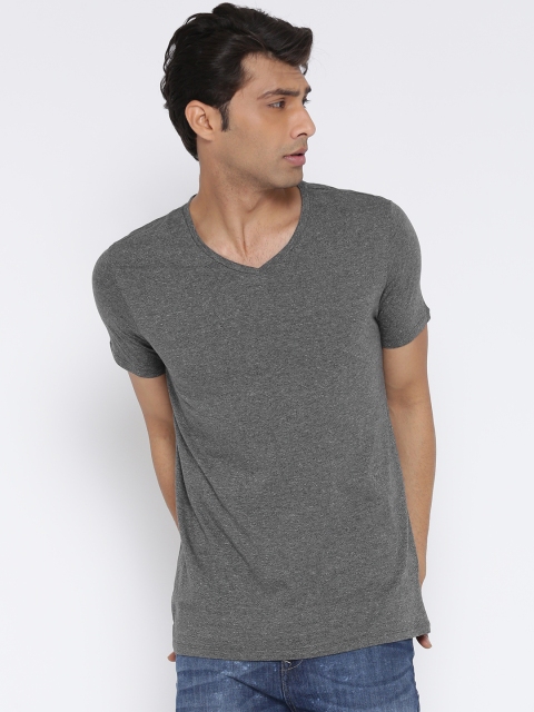 

United Colors of Benetton Men Grey Solid V-Neck T-shirt