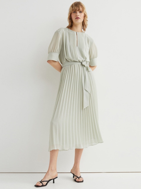

H&M Women Green Solid Key Hole Neck Pleated Chiffon Dress