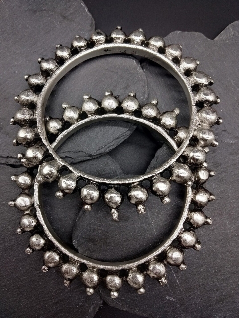 

Fida Set Of 2 Silver-Plated Oxidised Bangles
