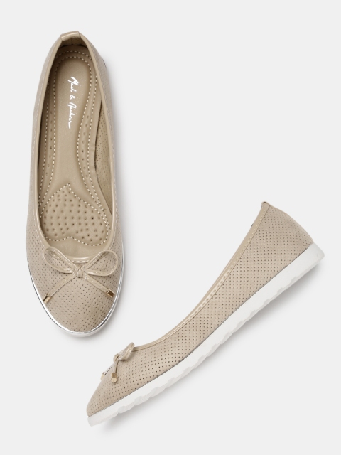 

Mast & Harbour Women Beige Ballerinas