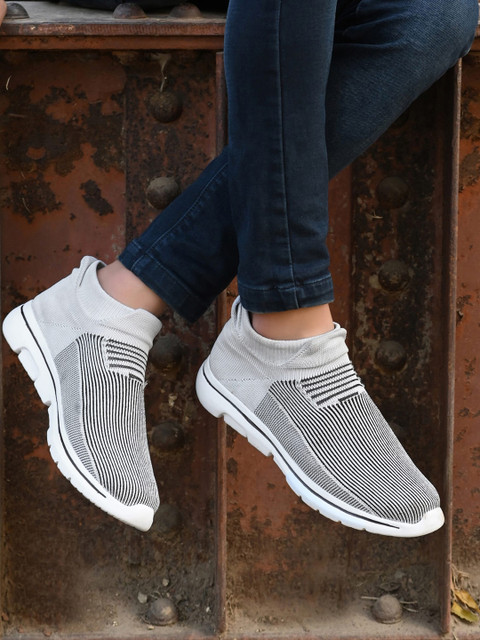 

AfroJack Men Grey & White Slip-On Sneakers