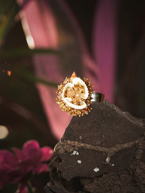 

D'oro Gold-Plated Peach Shell Cluster Bead Finger Ring
