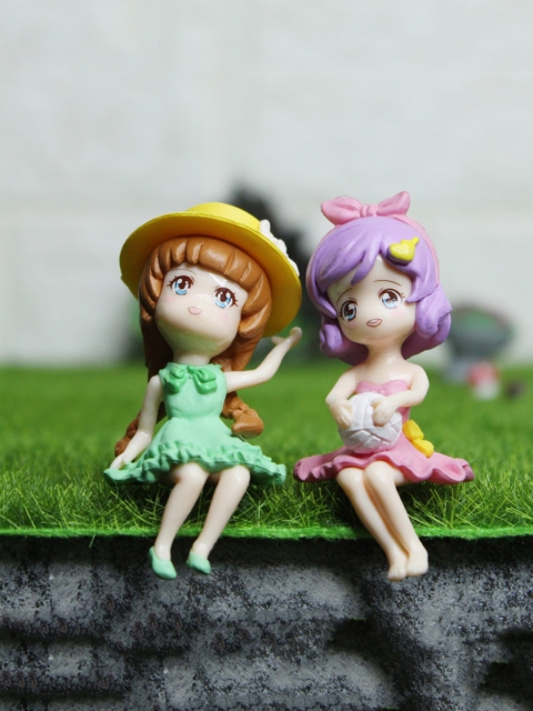 

Wonderland Set Of 2 Sitting Beach Girls Miniature Toys, Green
