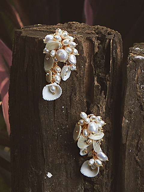 

D'oro White Contemporary Studs Earrings