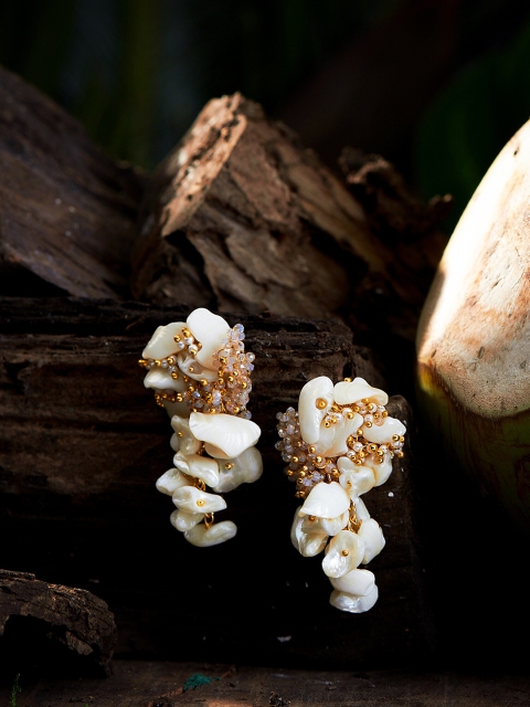 

D'oro White Contemporary Studs Earrings