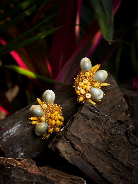 

D'oro Beige Contemporary Studs Earrings