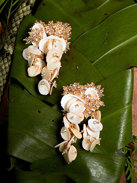 

D'oro White Contemporary Studs Earrings