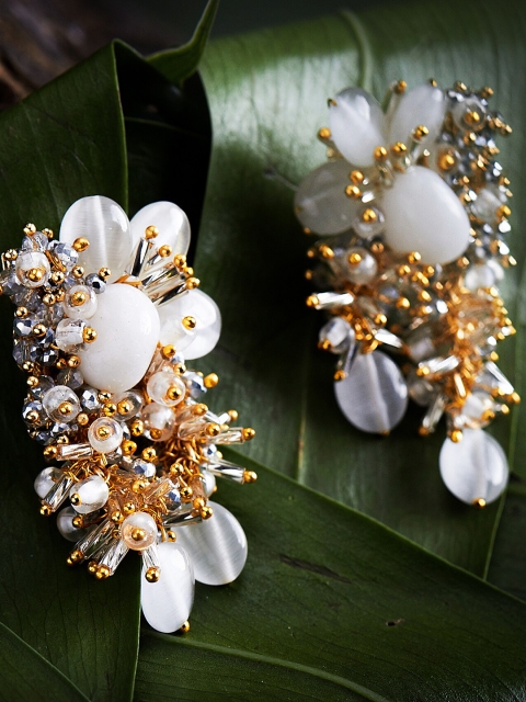 

D'oro White Contemporary Studs Earrings