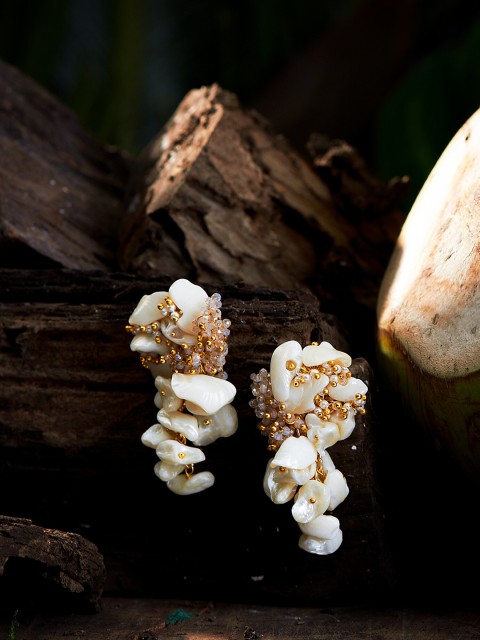 

D'oro White Contemporary Studs Earrings