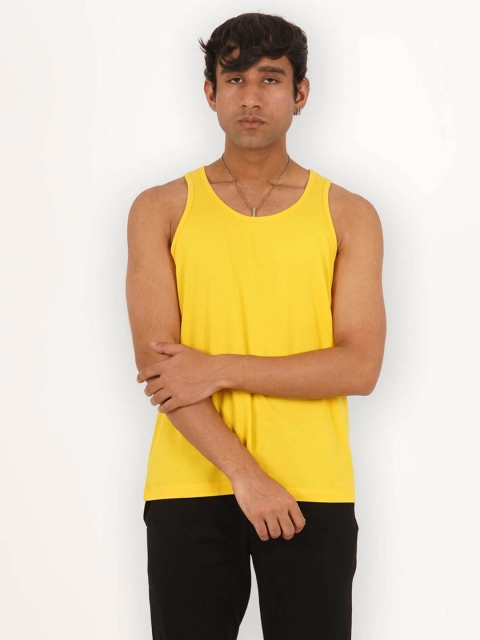 

Melangebox Men Yellow Solid Cotton T-shirt