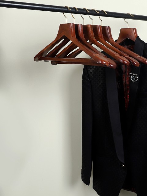 

BEVERLY STUDIO Set Of 6 Brown Solid Cloth Hanger