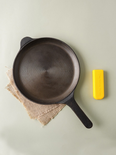 

The Indus Valley Black Pre-Seasoned Cast Iron Shallow Fry Pan Long Handle 25 cm