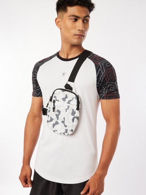 

Bewakoof X Play Men White & Black Colourblocked Training T-shirt