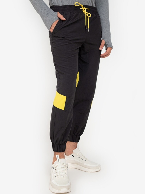 

ZALORA ACTIVE Men Black Solid Regular Fit Joggers