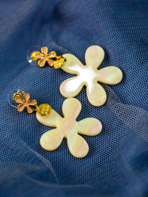 

Ishhaara Pink White Flower Earrings