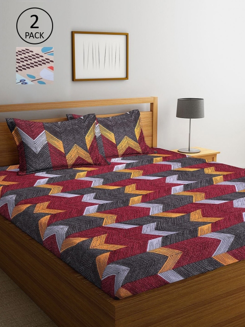 

KLOTTHE White & Red Geometric 210 TC 2 King Bedsheet with 4 Pillow Covers