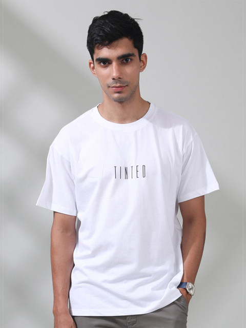 

Tinted Men White Typography Printed Raw Edge Loose T-shirt