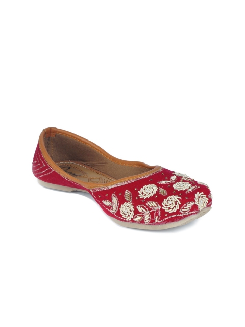 

The Desi Dulhan Women Magenta Embellished Leather Ethnic Mojaris Flats