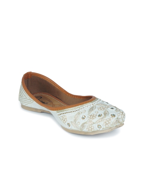 

The Desi Dulhan Women White Printed Leather Ethnic Mojaris Flats