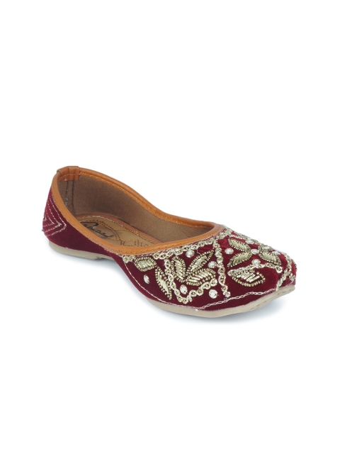 

The Desi Dulhan Women Maroon Ethnic Mojaris Flats