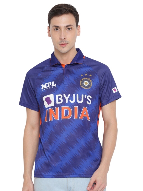 

MPL SPORTS Men Blue Typography Printed Mandarin Collar Applique T-shirt