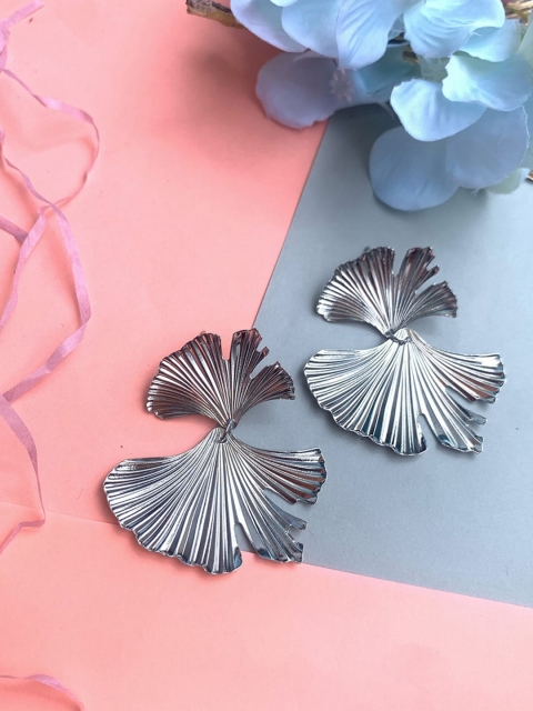 

Ishhaara Silver Flora Earrings